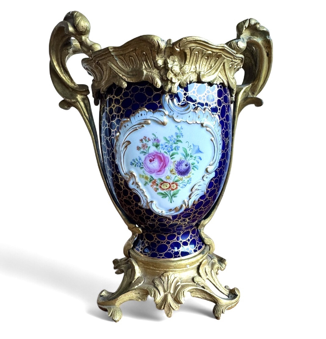 Meissen - Pair Of Cupid Vases -photo-1