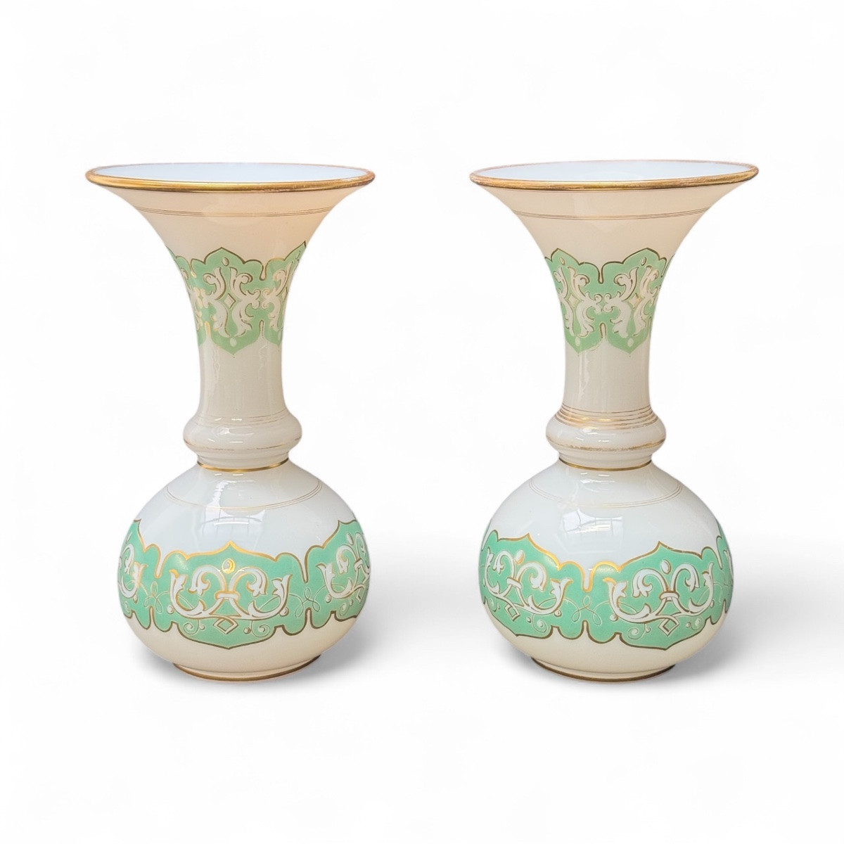 Baccarat - Pair de vases en opaline -photo-2