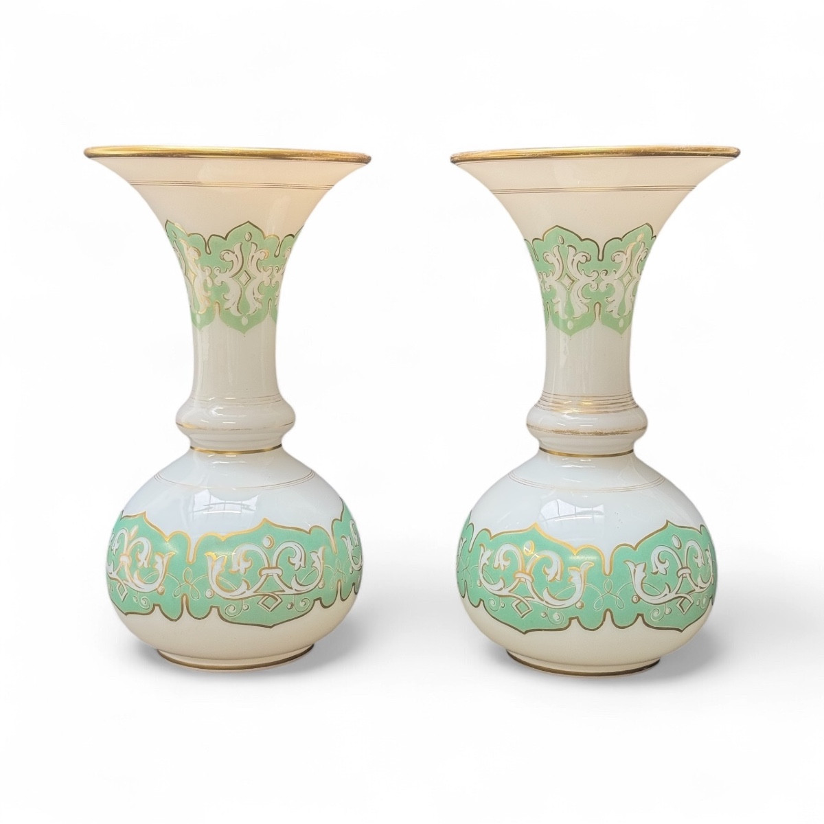 Baccarat - Pair de vases en opaline 