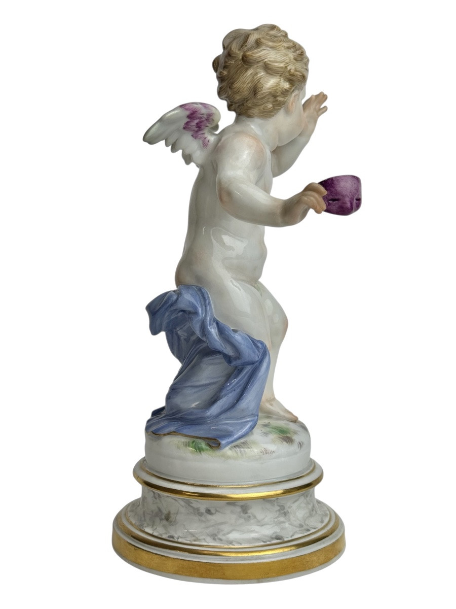 Meissen, Figure en porcelaine « Cupidon avec un masque, tordant un nez»-photo-4