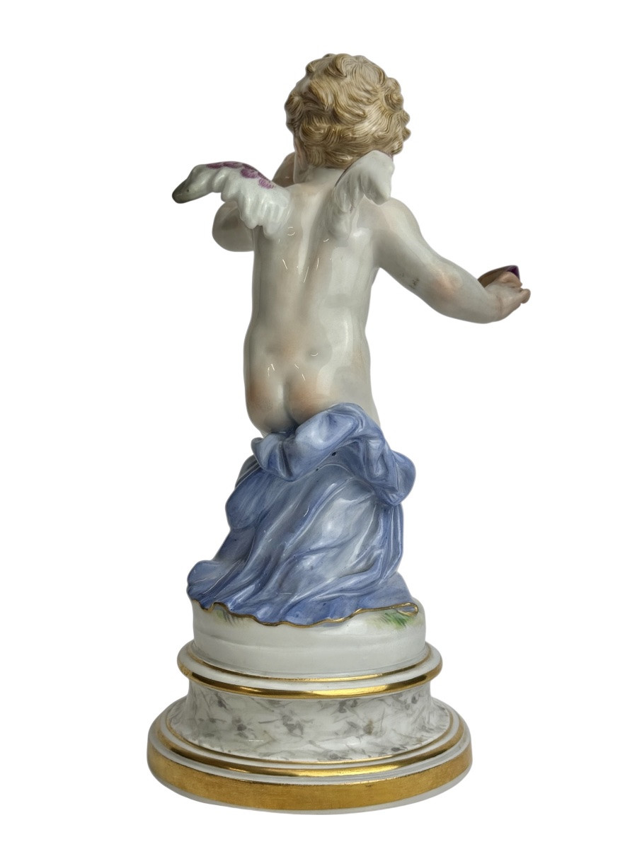 Meissen, Figure en porcelaine « Cupidon avec un masque, tordant un nez»-photo-1