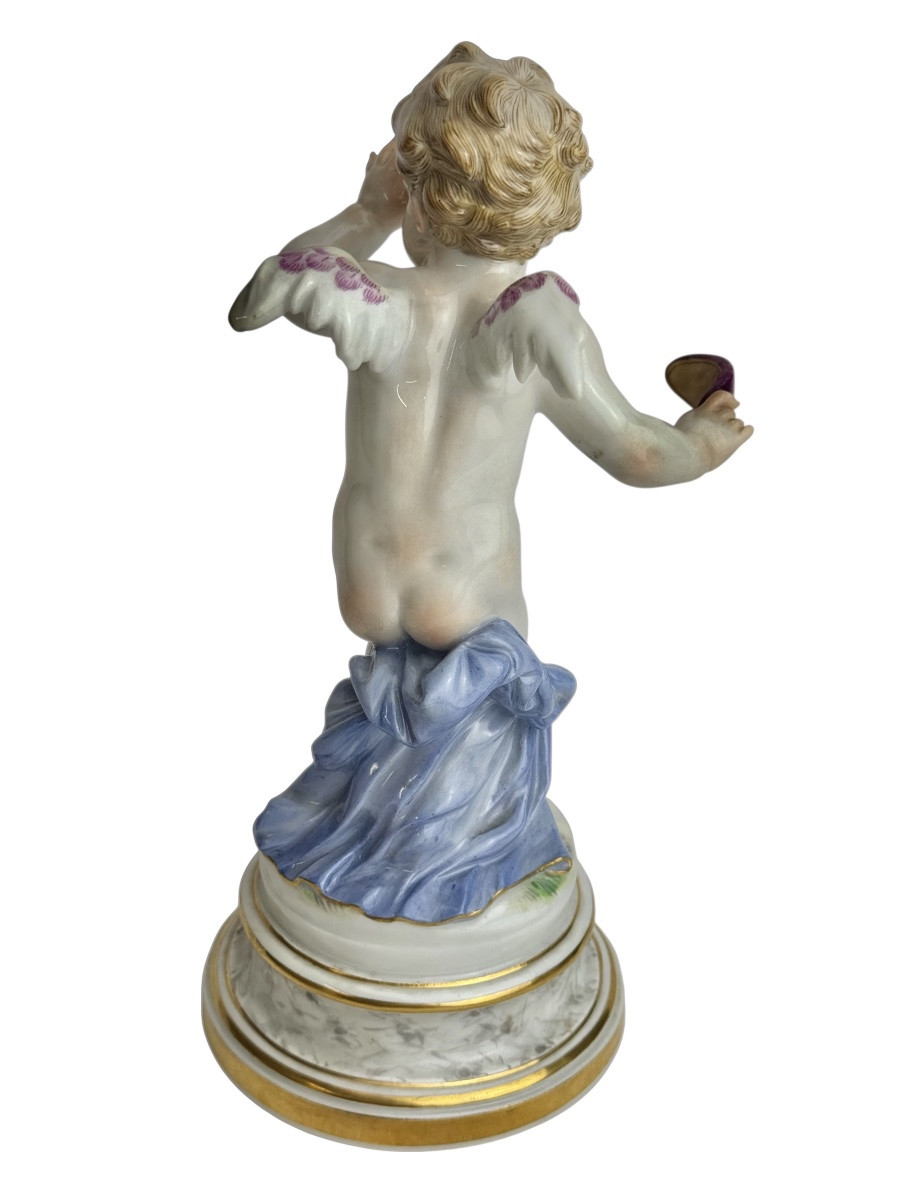 Meissen, Figure en porcelaine « Cupidon avec un masque, tordant un nez»-photo-2