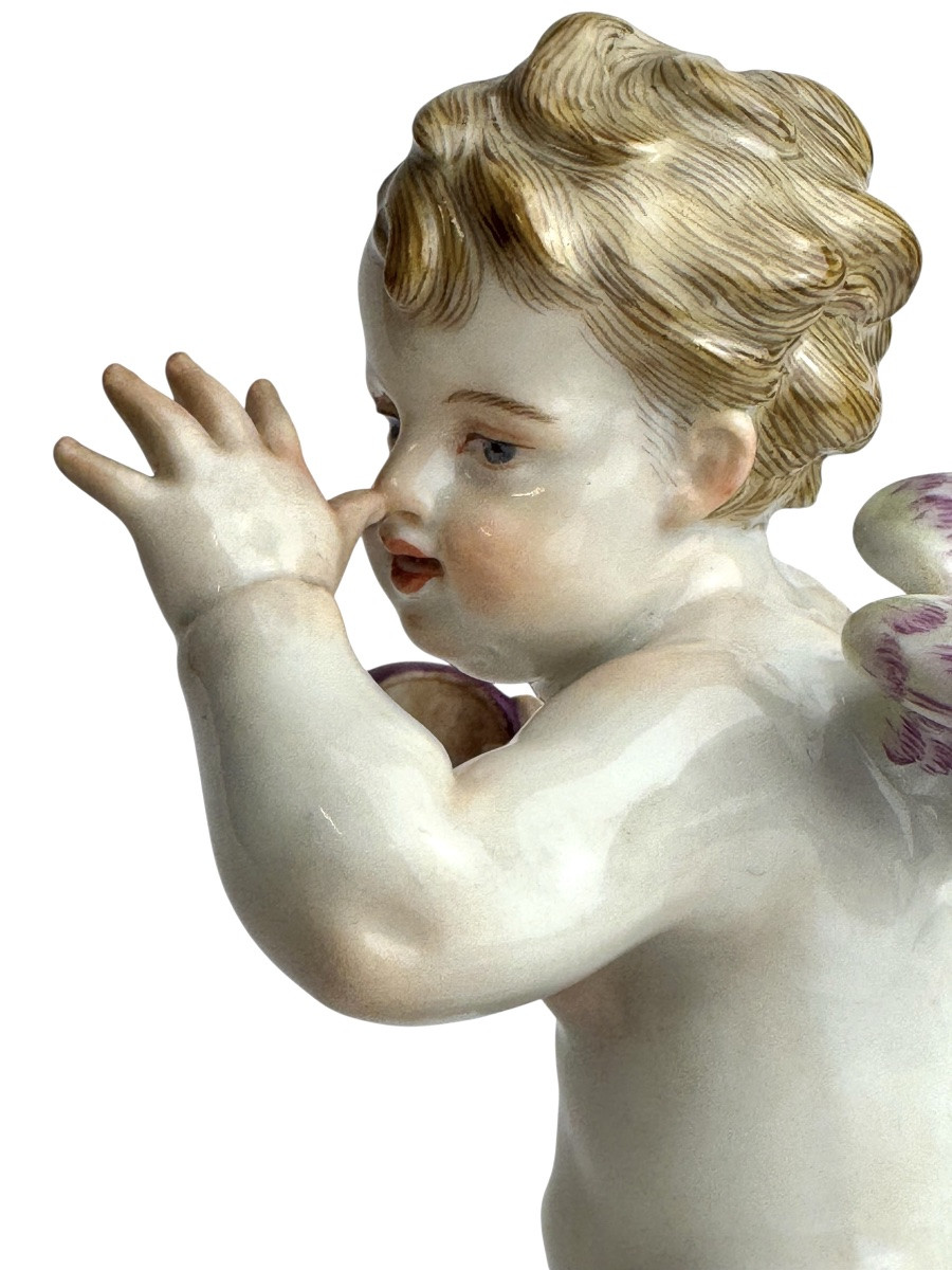 Meissen, Figure en porcelaine « Cupidon avec un masque, tordant un nez»-photo-4