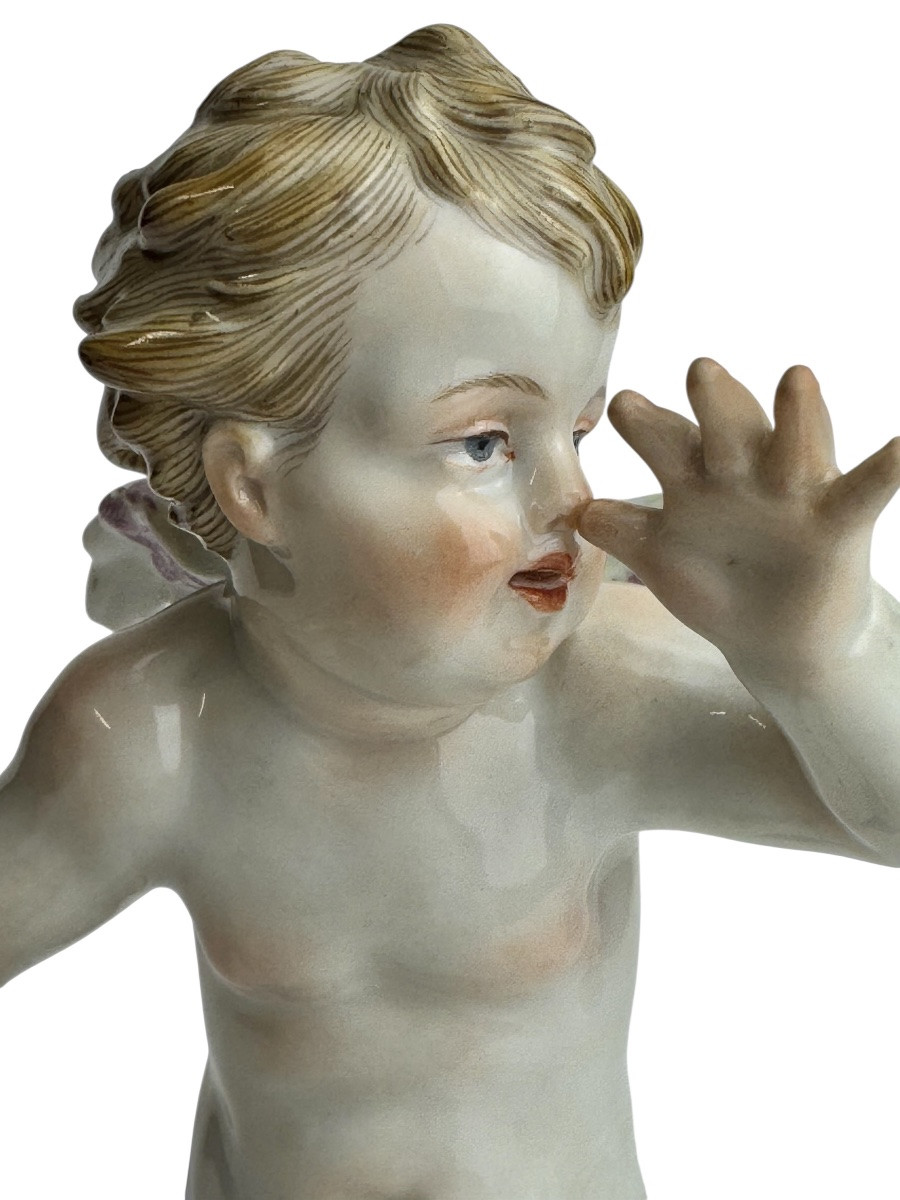 Meissen, Figure en porcelaine « Cupidon avec un masque, tordant un nez»-photo-5