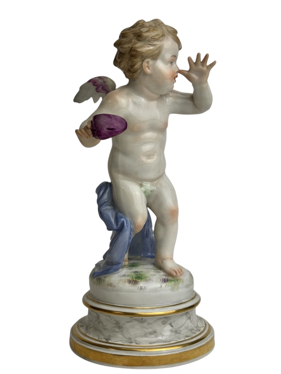 Meissen, Figure en porcelaine « Cupidon avec un masque, tordant un nez»