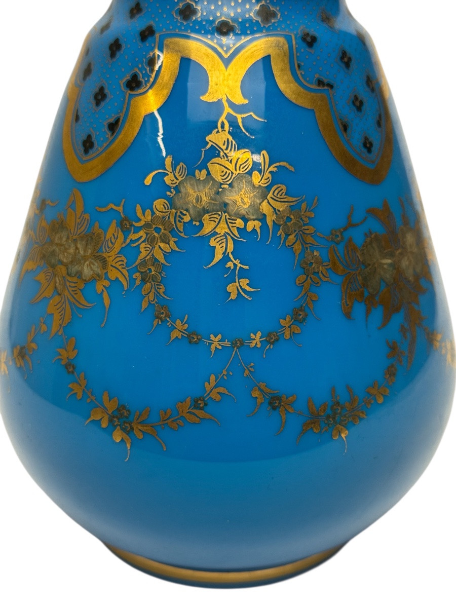 Vase en opaline bleu à décor des guirlandes et arabesques -photo-1