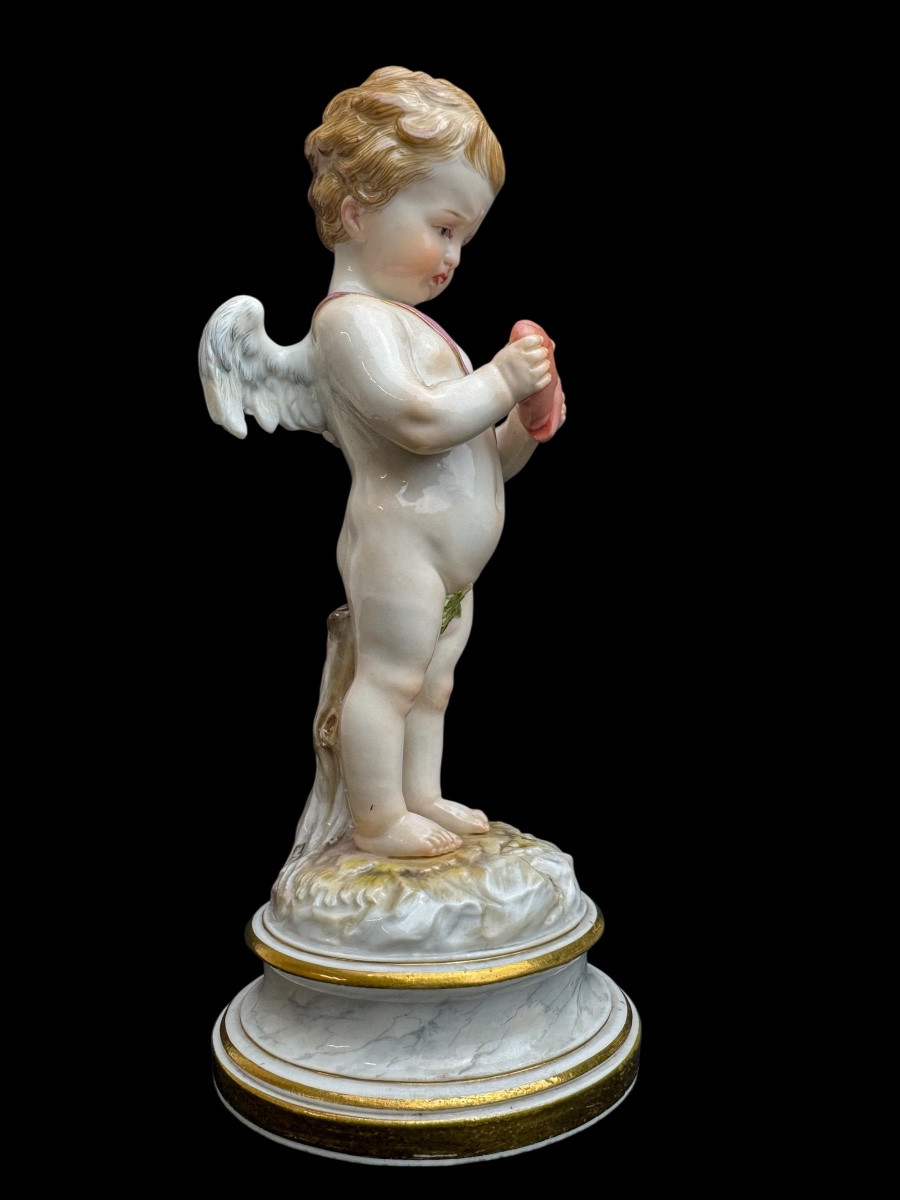 Meissen Cupidon embarrassé, devant un cœur brisé. Figure en porcelaine de la série des travail -photo-2