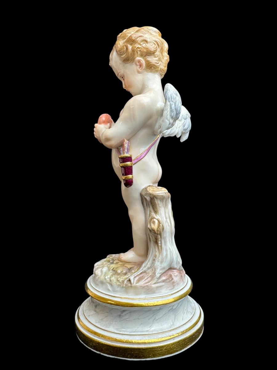 Meissen Cupidon embarrassé, devant un cœur brisé. Figure en porcelaine de la série des travail -photo-1