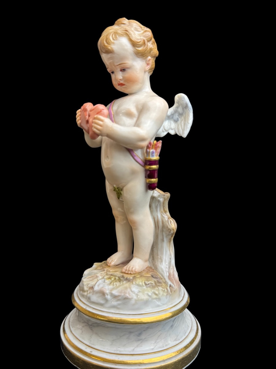 Meissen Cupidon embarrassé, devant un cœur brisé. Figure en porcelaine de la série des travail -photo-2