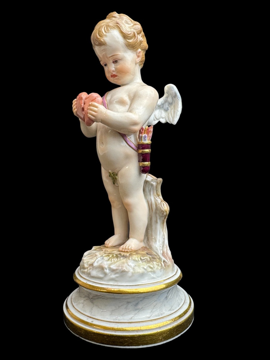 Meissen Cupidon embarrassé, devant un cœur brisé. Figure en porcelaine de la série des travail -photo-3