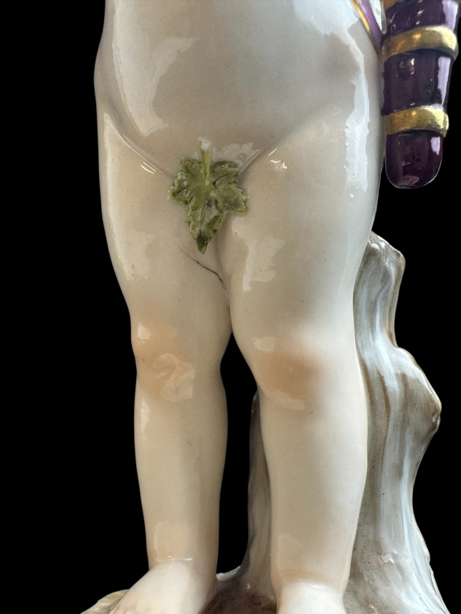 Meissen Cupidon embarrassé, devant un cœur brisé. Figure en porcelaine de la série des travail -photo-4