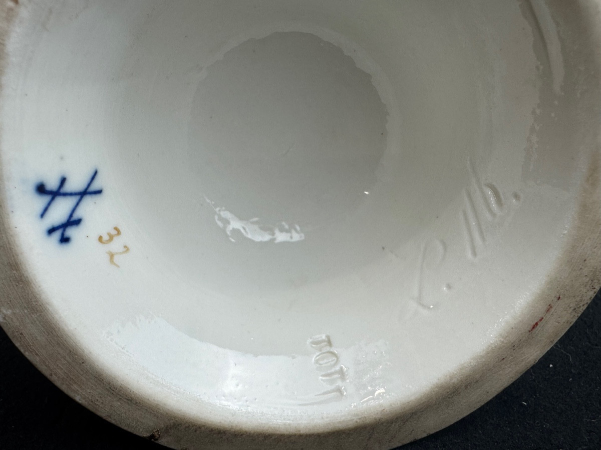 Meissen Cupidon embarrassé, devant un cœur brisé. Figure en porcelaine de la série des travail -photo-8