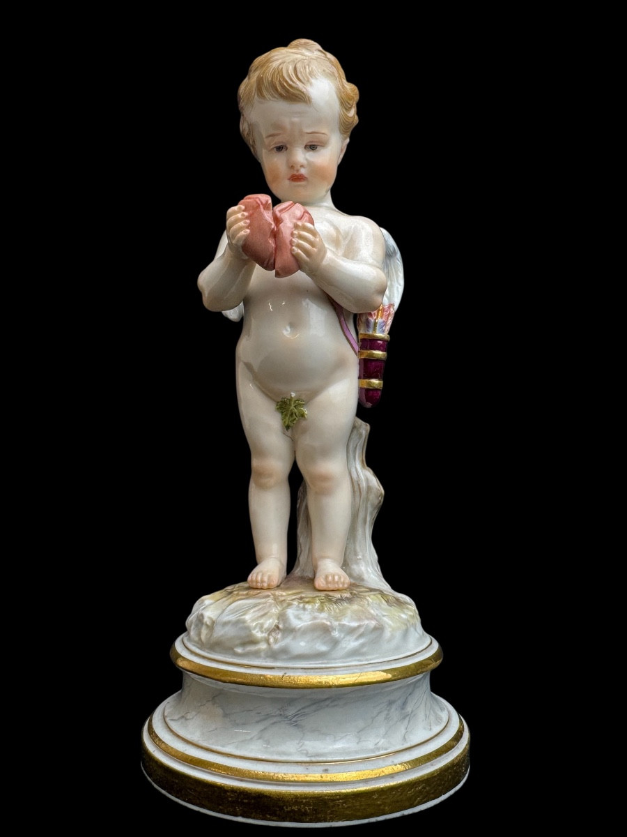 Meissen Cupidon embarrassé, devant un cœur brisé. Figure en porcelaine de la série des travail