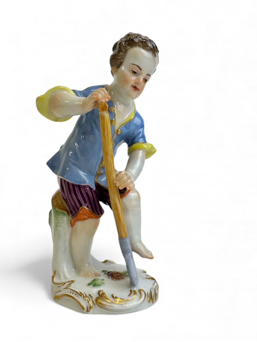 Meissen - Figurine en porcelaine d’une enfant jardinier à la bêche-photo-2