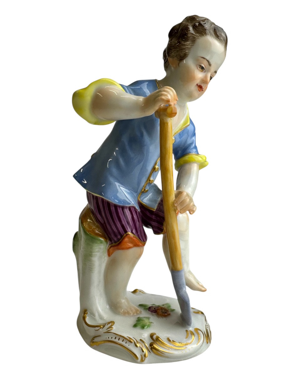 Meissen - Figurine en porcelaine d’une enfant jardinier à la bêche-photo-3