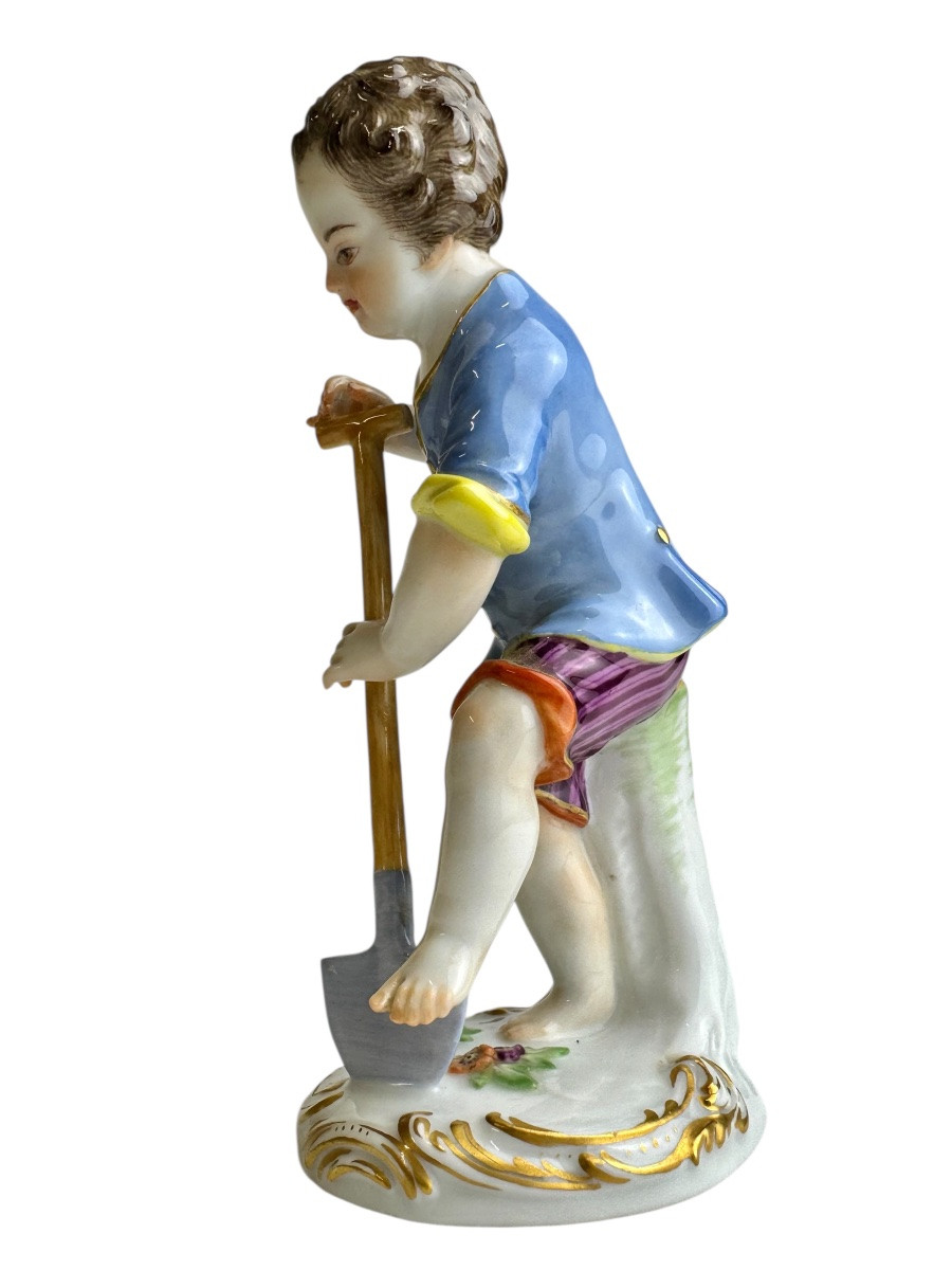 Meissen - Figurine en porcelaine d’une enfant jardinier à la bêche-photo-5
