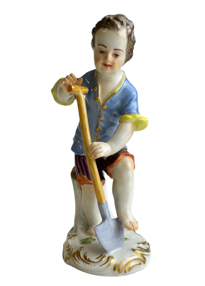 Meissen - Figurine en porcelaine d’une enfant jardinier à la bêche