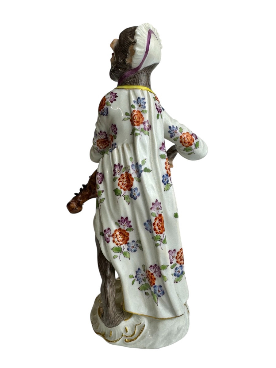 Meissen - Figure en porcelaine d’une singe avec la mandoline de la série l’orchestre de singes-photo-1