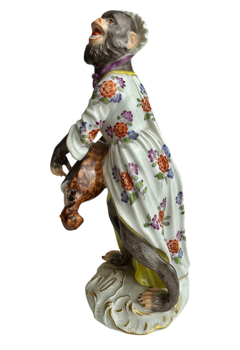 Meissen - Figure en porcelaine d’une singe avec la mandoline de la série l’orchestre de singes-photo-2