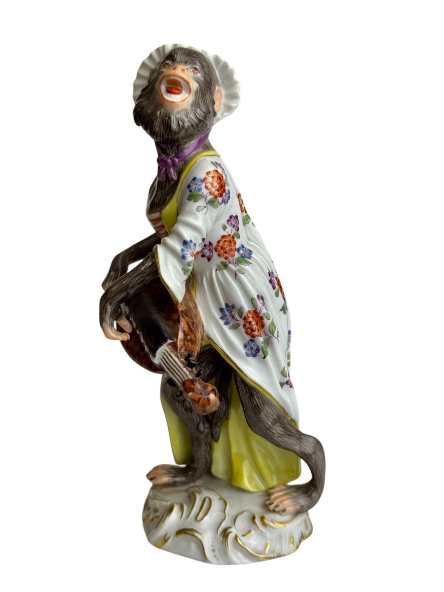Meissen - Figure en porcelaine d’une singe avec la mandoline de la série l’orchestre de singes-photo-3