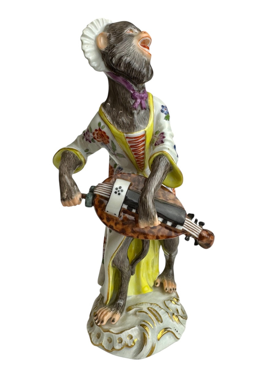 Meissen - Figure en porcelaine d’une singe avec la mandoline de la série l’orchestre de singes