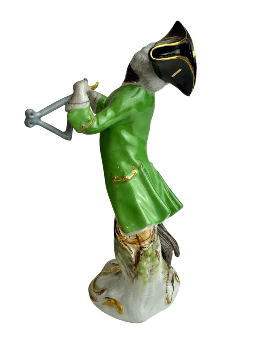 Meissen - Figure en porcelaine d’un singe avec triangle de la série l’orchestre de singes-photo-1