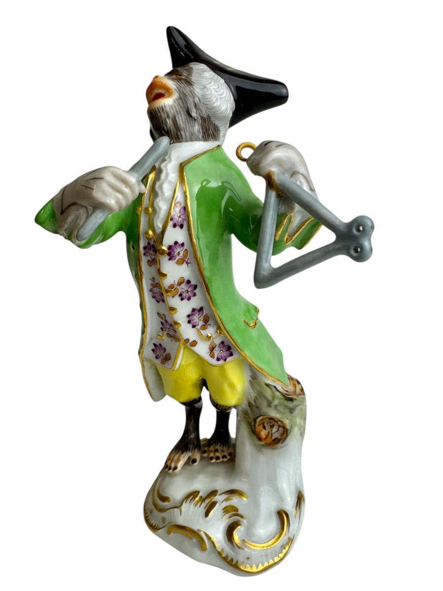 Meissen - Figure en porcelaine d’un singe avec triangle de la série l’orchestre de singes-photo-3