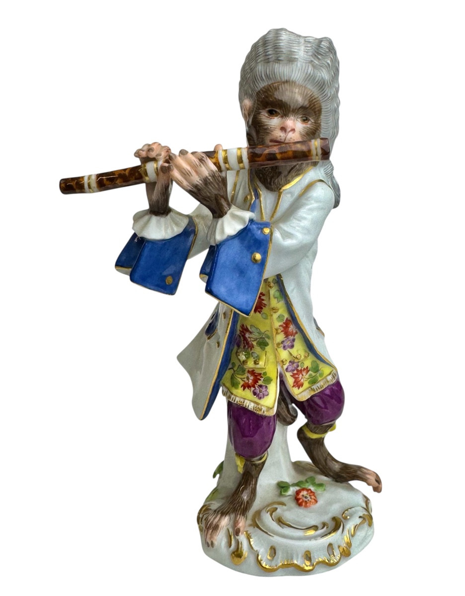 Meissen - Figure en porcelaine d’un singe flûtiste de la série l’orchestre de singes
