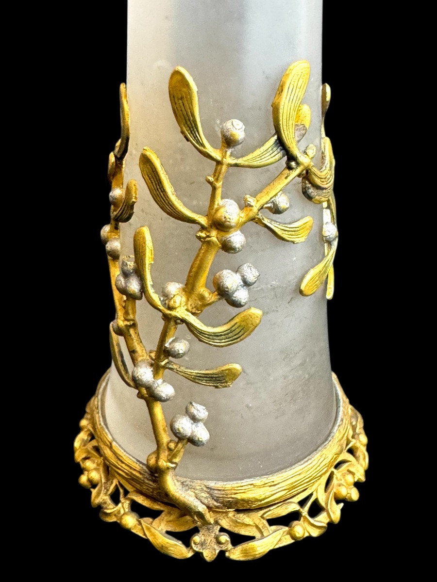 Vase art nouveau, monture en bronze à décor des fleurs de gui -photo-1