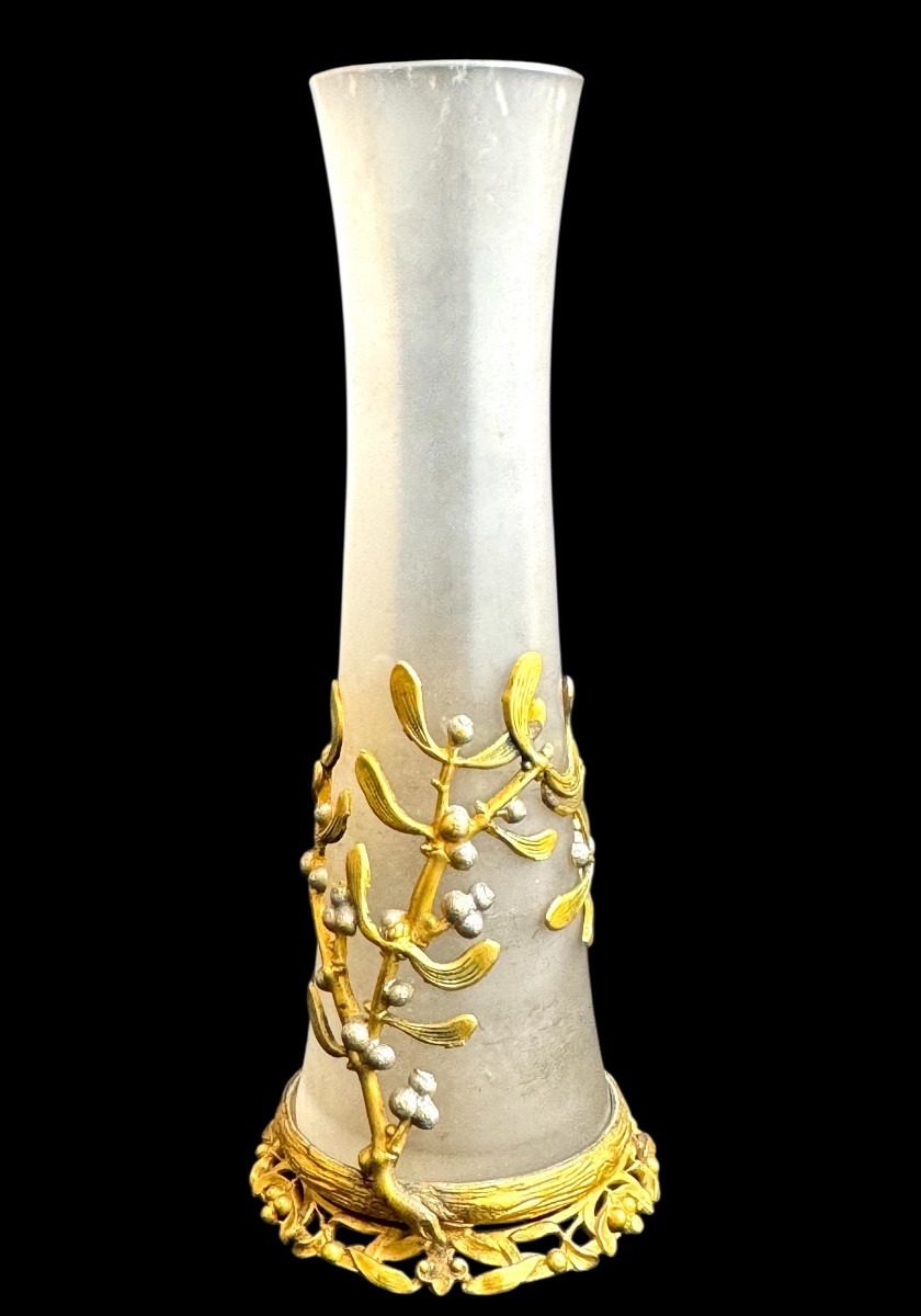 Vase art nouveau, monture en bronze à décor des fleurs de gui 