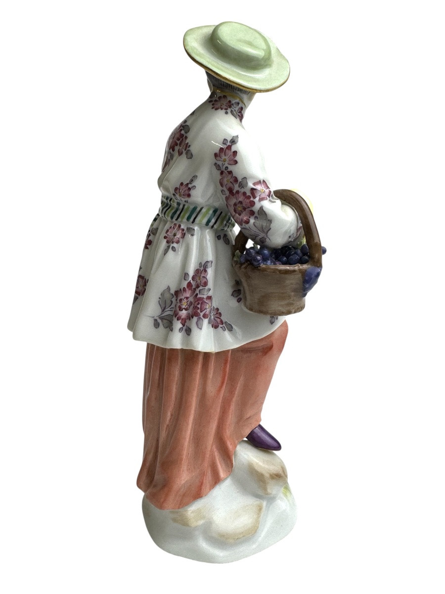 Meissen Figurine en porcelaine d’une femme japonaise au panier à vin-photo-3