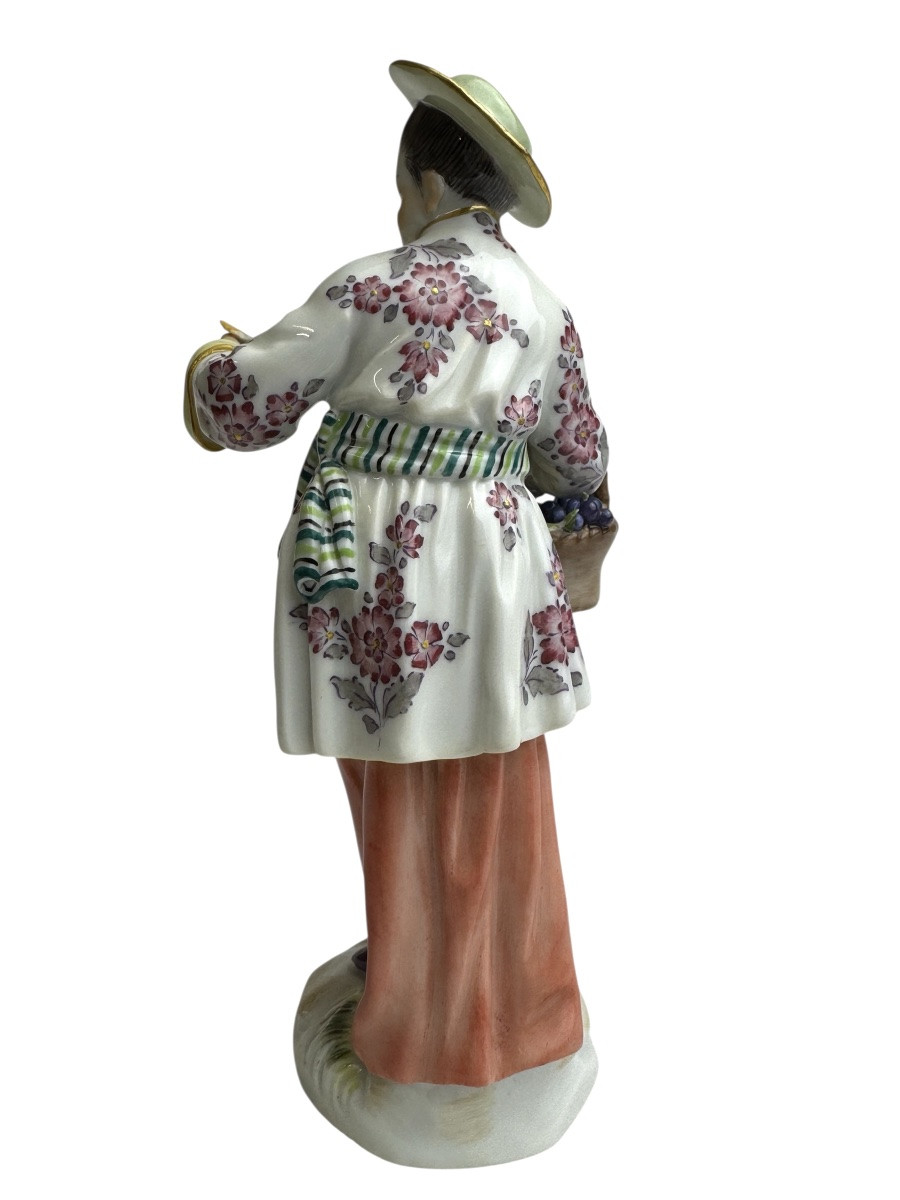 Meissen Figurine en porcelaine d’une femme japonaise au panier à vin-photo-4