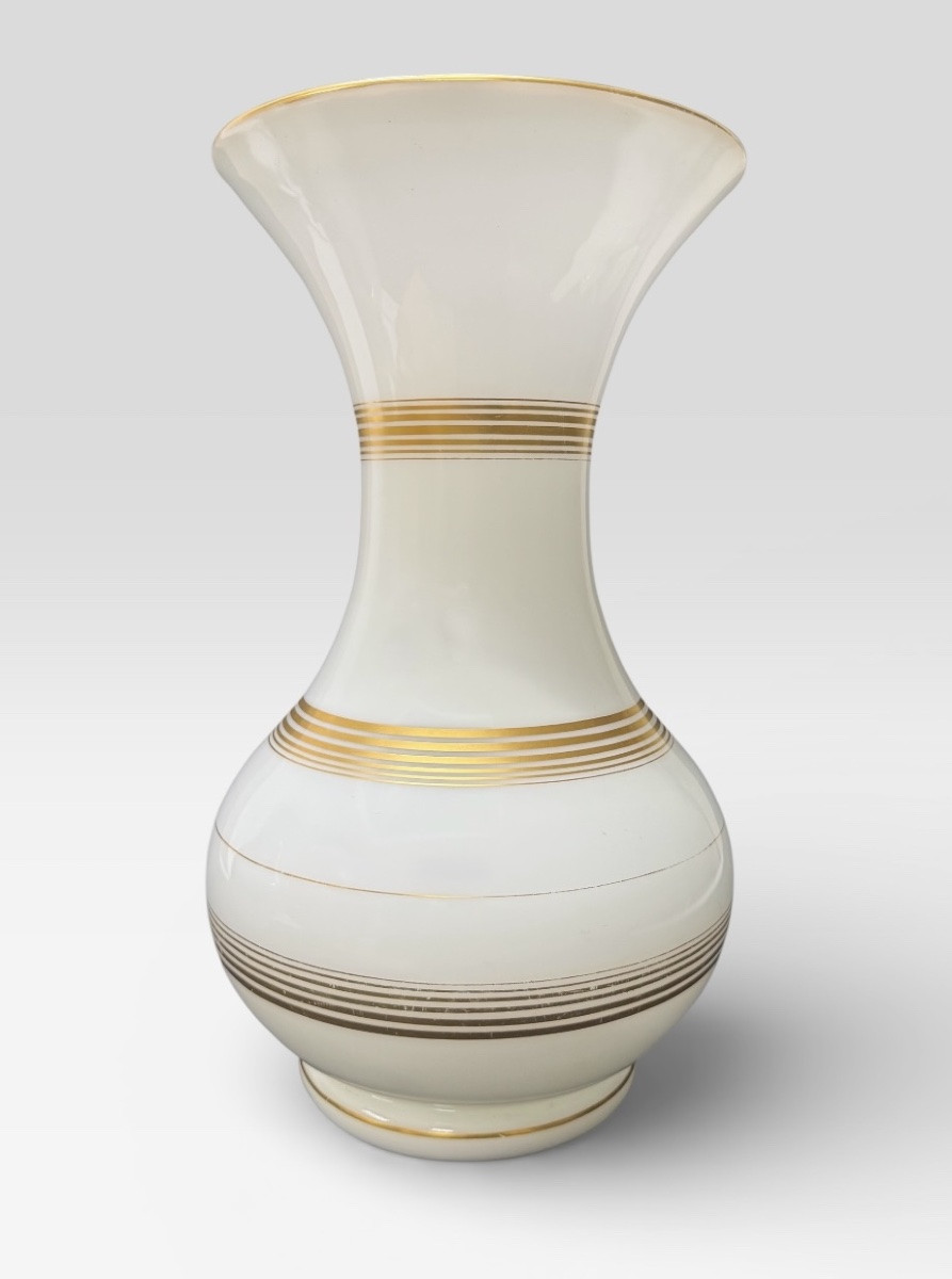 Baccarat, Pair Of White Opaline Vases With Gold Motifs-photo-2