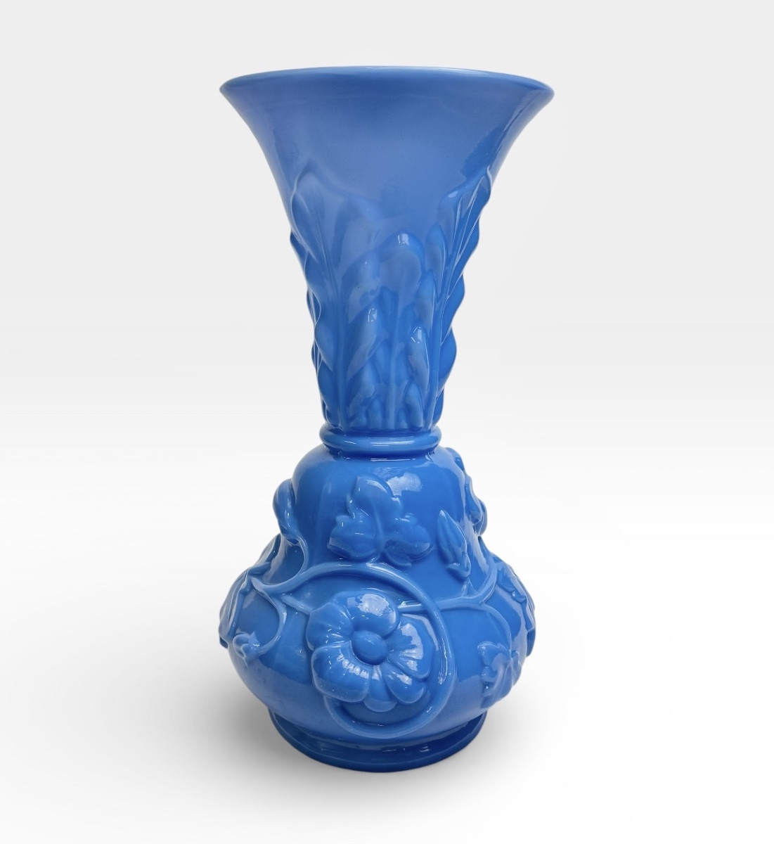 St Louis, vase en opaline modèle feuilles et guirlandes