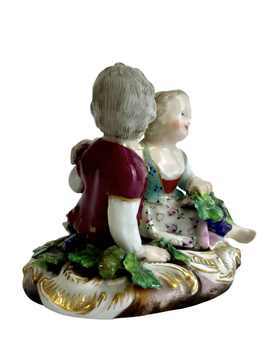 Meissen - Groupe en porcelaine représentant deux enfants avec des raisins -photo-2