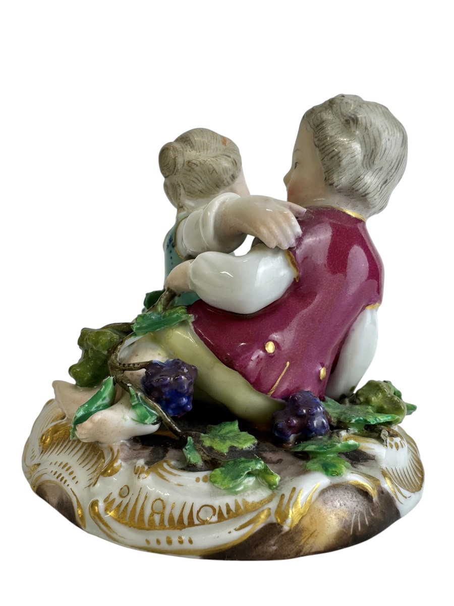 Meissen - Groupe en porcelaine représentant deux enfants avec des raisins -photo-3