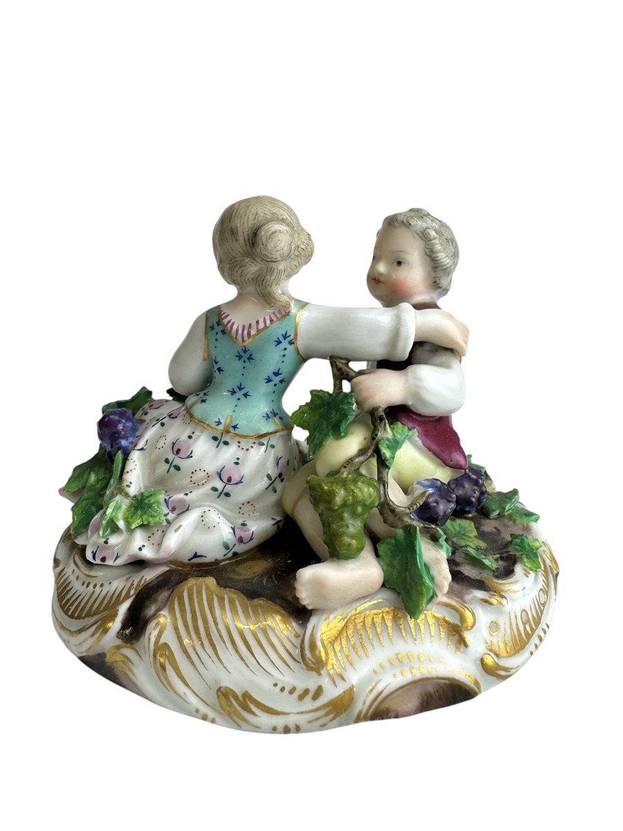 Meissen - Groupe en porcelaine représentant deux enfants avec des raisins -photo-4