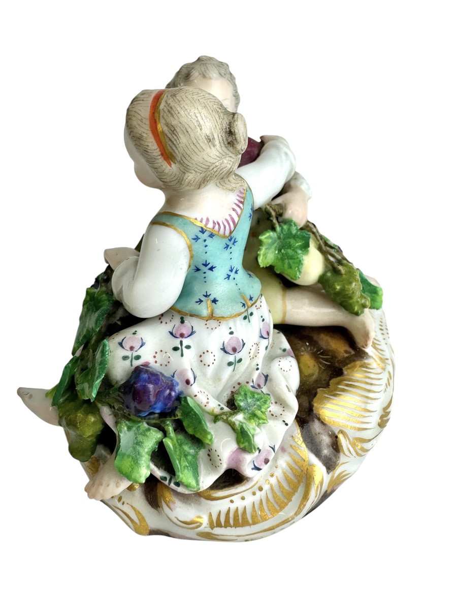 Meissen - Groupe en porcelaine représentant deux enfants avec des raisins -photo-1