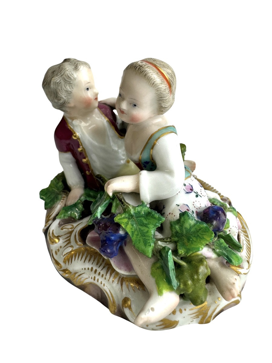 Meissen - Groupe en porcelaine représentant deux enfants avec des raisins -photo-2