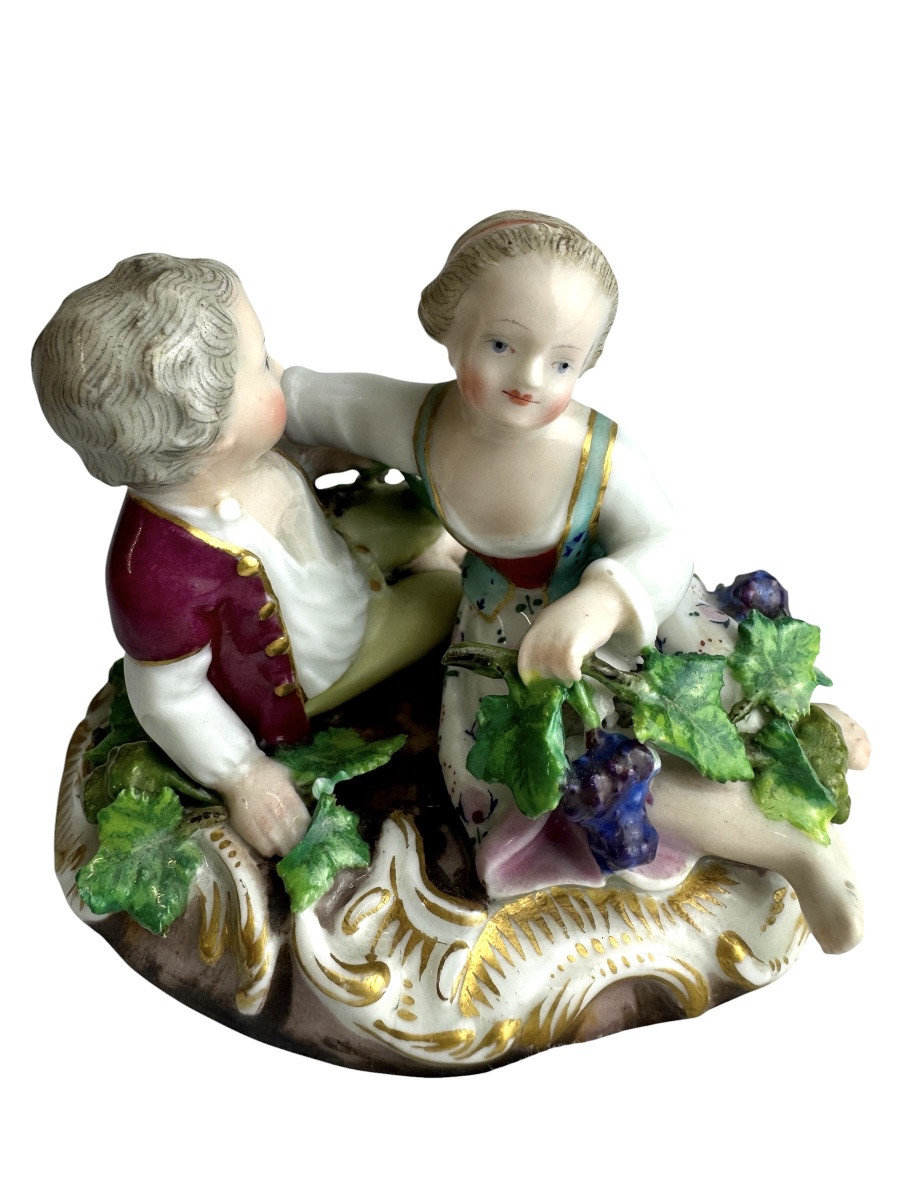 Meissen - Groupe en porcelaine représentant deux enfants avec des raisins -photo-3