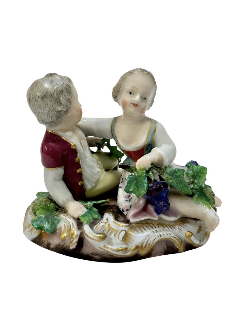 Meissen - Groupe en porcelaine représentant deux enfants avec des raisins 