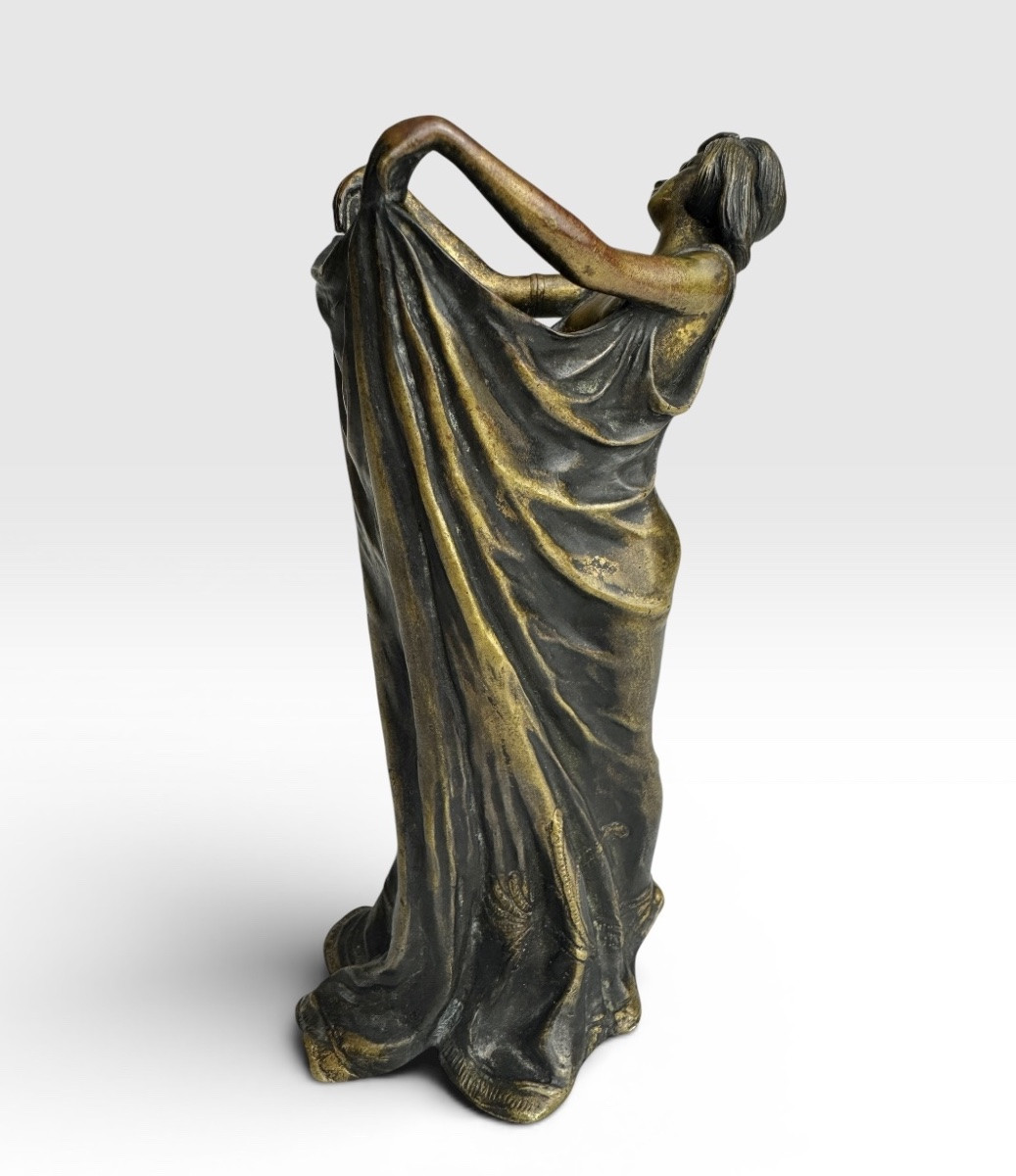 Franz Xavier Bergman, bronze de Vienne - femme tenant sa robe. -photo-1