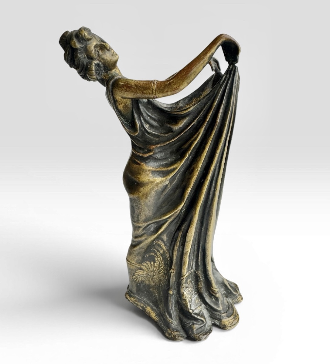 Franz Xavier Bergman, bronze de Vienne - femme tenant sa robe. 
