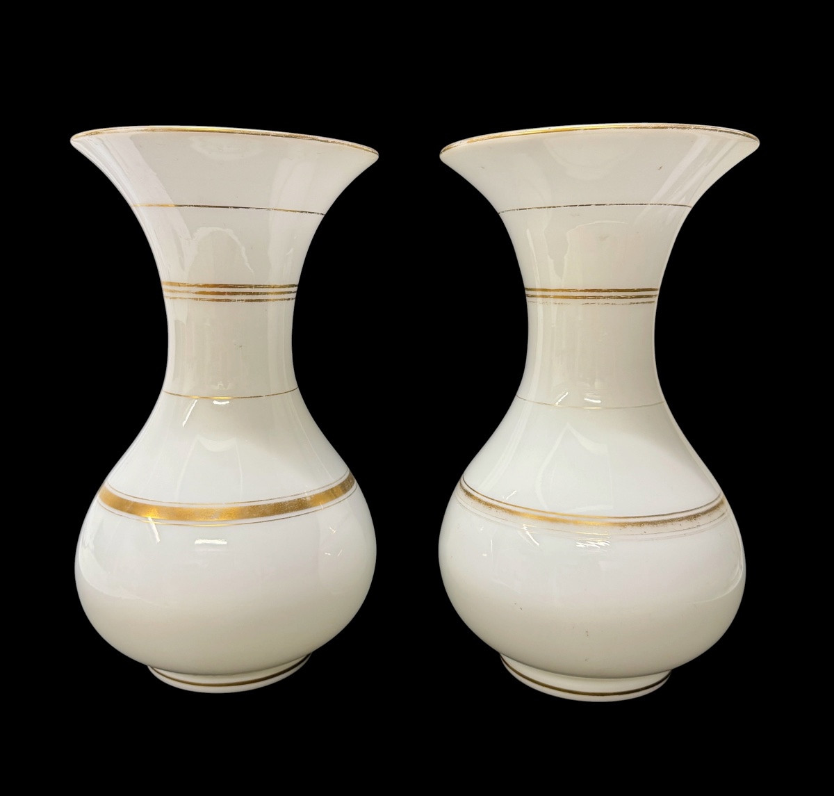 Baccarat, pair de vases en opaline blanche a motifs dorés-photo-2