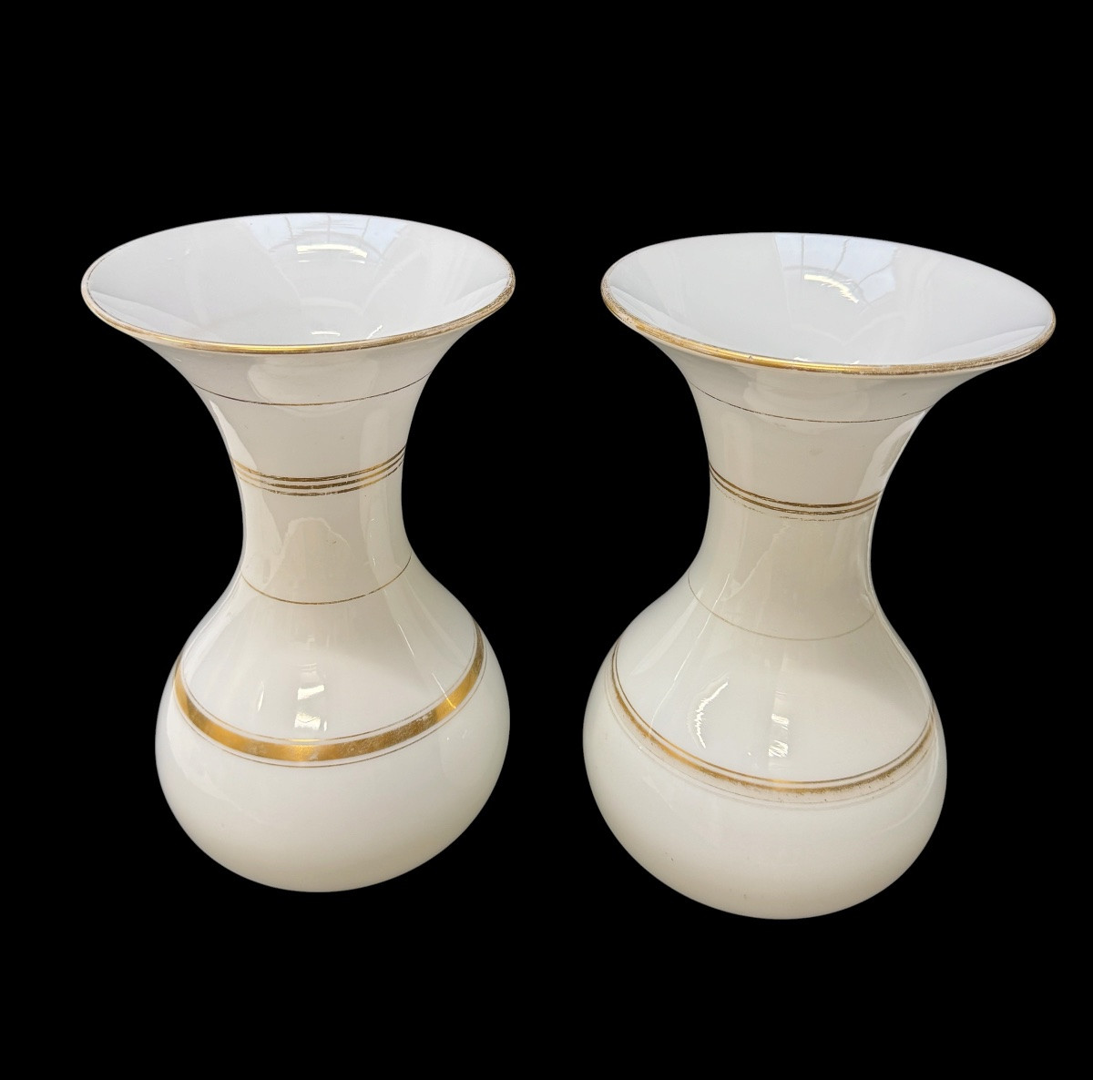 Baccarat, pair de vases en opaline blanche a motifs dorés-photo-3