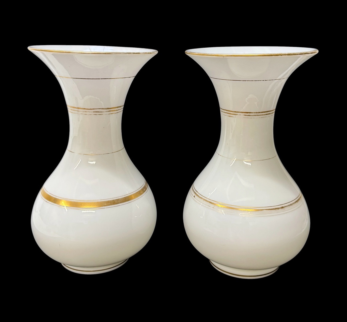Baccarat, pair de vases en opaline blanche a motifs dorés-photo-4