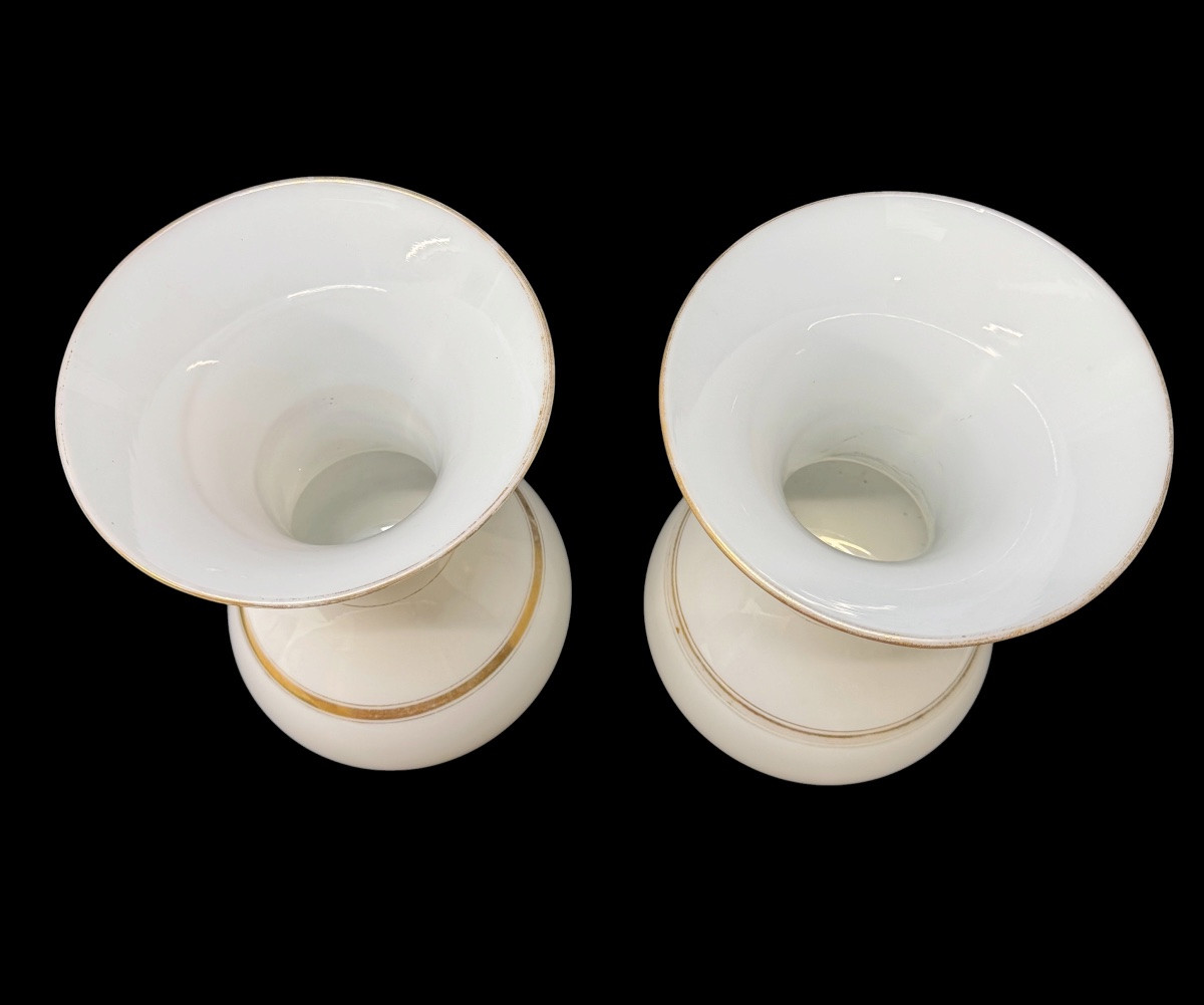 Baccarat, pair de vases en opaline blanche a motifs dorés-photo-1