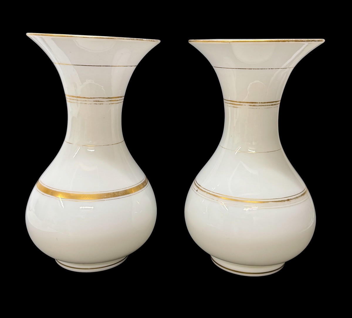 Baccarat, pair de vases en opaline blanche a motifs dorés-photo-2