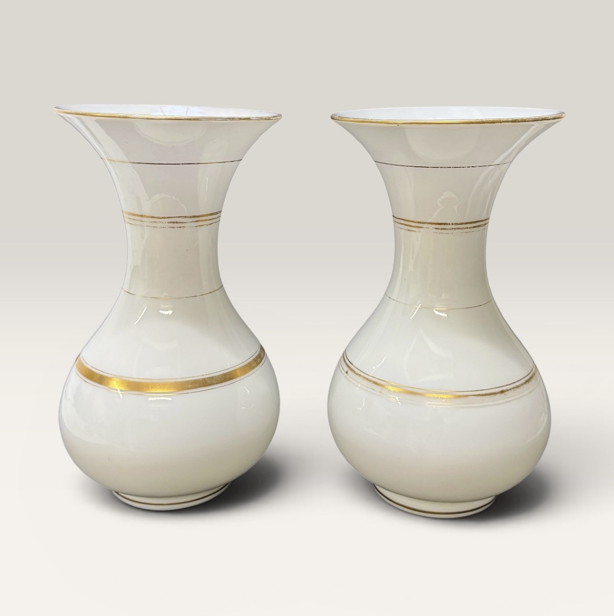 Baccarat, pair de vases en opaline blanche a motifs dorés-photo-3