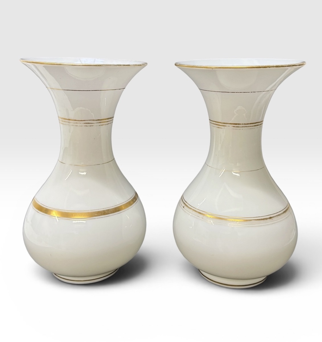 Baccarat, pair de vases en opaline blanche a motifs dorés-photo-4